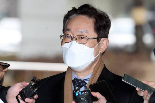 박범계 법무부 장관 후보자가 지난 21일 오전 서울 서초구 서울고등검찰청사에 마련된 인사청문회 준비 사무실로 출근하며 취재진 질문에 답하고 있다. (사진=뉴스1)