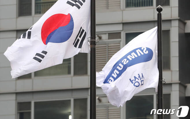서울 서초동 삼성전자 서초사옥에 걸린 태극기와 삼성 깃발의 모습/뉴스1 © News1