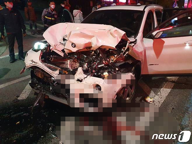 지난해 11월6일 오전 3시43분쯤 대구 수성구 수성구민운동장역 인근 도로에서 외제 차량이 음식물 쓰레기 수거차를 뒤에서 들이받았다. 이 사고로 환경미화원 1명이 숨졌다. (대구소방안전본부 제공) 2020.11.6/뉴스1 © News1 남승렬 기자