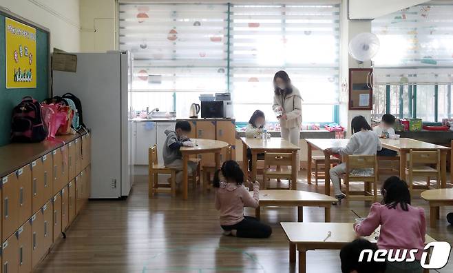 서울 마포구의 한 초등학교에 마련된 돌봄교실에서 선생님이 아이들을 지도하고 있는 모습. /뉴스1DB