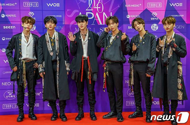 가수 위아이가 24일 오후 온라인으로 진행된 ‘제7회 2020 APAN STAR AWARDS’ 레드카펫 행사에 참석해 포즈를 취하고 있다. (2020 APAN AWARDS 조직위원회 제공) 2021.1.24/뉴스1 © News1 권현진 기자