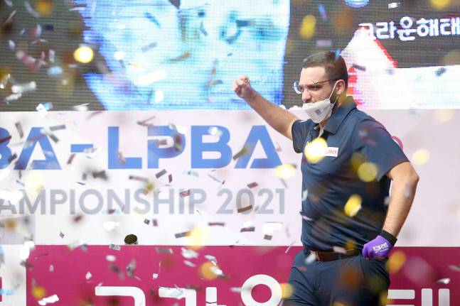 하비에르 팔라존이 지난 23일 서울 강서구 메이필드호텔에서 끝난 2020~2021시즌 프로당구 PBA 4차 대회에서 우승을 확정하며 기뻐하고 있다. 제공 | 프로당구협회(PBA)