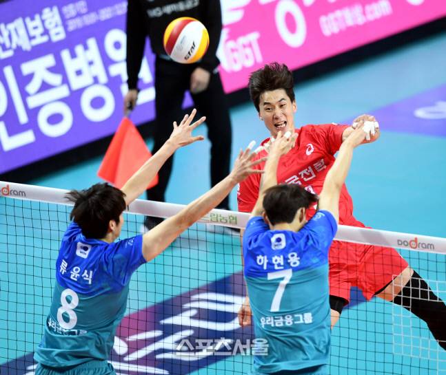 한국전력 박철우가 24일 서울장충체육관에서 열린 2020-2021 V리그 우리카드와 한국전력의 경기에서 스파이크를 날리고 있다.2021. 1. 24.장충 | 최승섭기자 thunder@sportsseoul.com