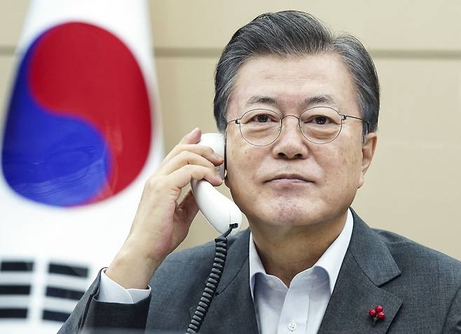문재인 대통령이 22일 청와대에서 카를로스 알바라도 코스타리카 대통령과 통화하고 있다. /청와대