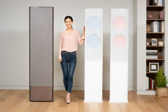 삼성전자 모델이 삼성전자 수원사업장에서 2021년형 무풍에어컨 신제품 '무풍갤러리'(왼쪽)와 '비스포크 무풍클래식'을 소개하고 있다. <삼성전자 제공>