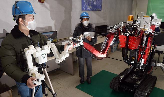 마스터디바이스로 암스트롱을 조종하는 모습