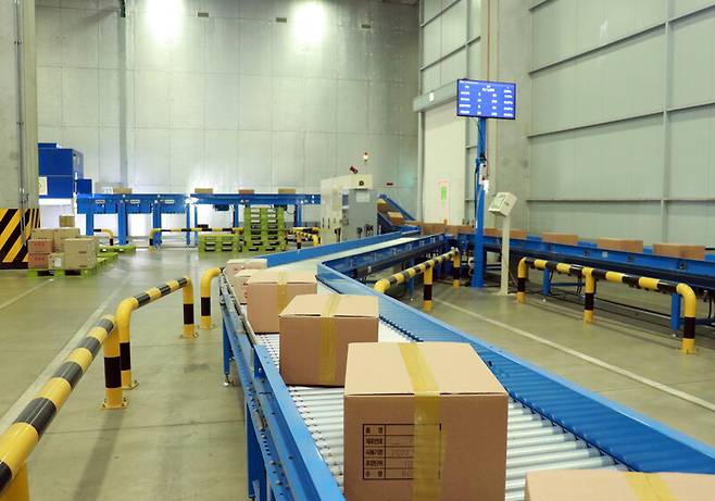 지난 21일 씨제이(CJ)대한통운 동탄제약허브(거점)센터에서 의약품이 자동분류되고 있다. CJ대한통운 제공