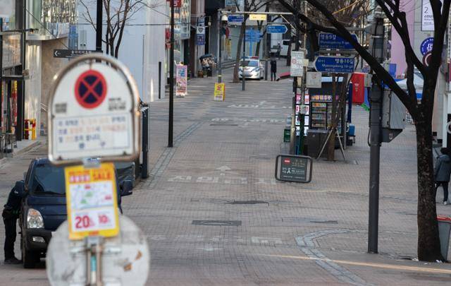 신종 코로나바이러스 감염증(코로나19) 예방을 위한 거리두기 지침 완화 첫 주말인 24일 오전 서울 중구 명동거리가 한산한 모습을 보이고 있다. 뉴스1