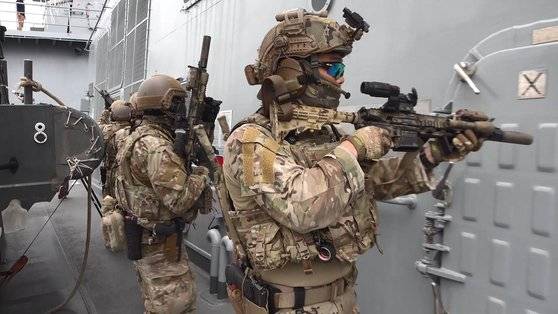 청해부대 29진(대조영함) 검문검색대원이 훈련 중 이동하면서 주변을 경계하며 선박 수색에 나섰다. [영상캡처=강대석 PD]