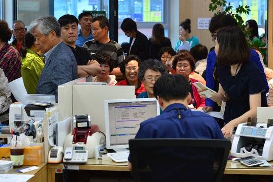 지역경제 활성화를 위해 발행한 포항사랑상품권 구매 행렬. 사진은 지난 2019년 코로나19 가 확산하기 전 한 시중은행 창구 앞의 모습. 뉴스1