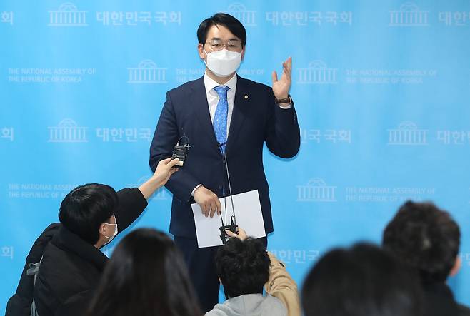 박용진 더불어민주당 의원이 24일 오전 서울 여의도 국회 소통관에서 ‘금융위 공매도 제도개선 문제 지적’ 기자회견을 하고 있다. 오종택 기자