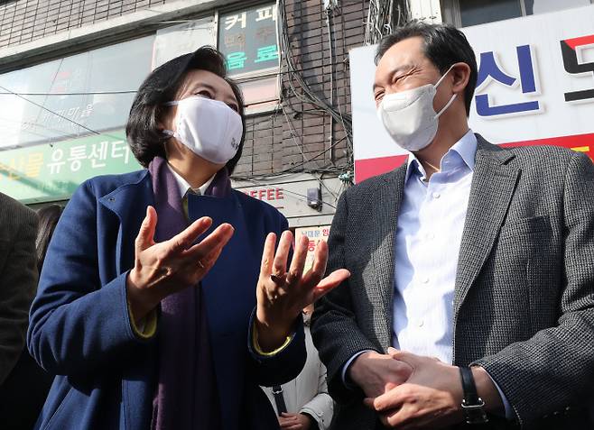 지난 23일 서울 중구 남대문시장에서 서울시장 보궐선거 경선에 나서는 우상호 의원(오른쪽)과 박영선 전 중소벤처기업부 장관이 대화를 하고 있다. | 연합뉴스