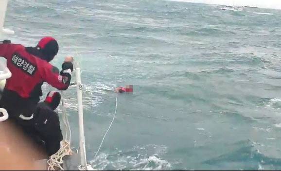 해경이 지난 23일 경남 거제 해상에서 침몰한 어선의 승선원을 구조하고 있다. 통영해경 제공
