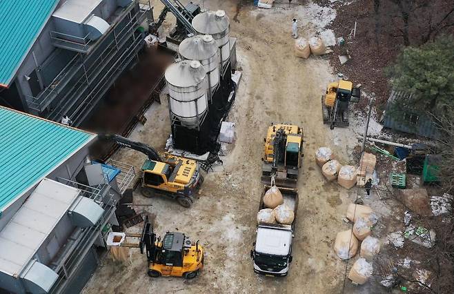 Officials cull chicken at a poultry farm in Yongin, south of Seoul, last Thursday. (Yonhap)