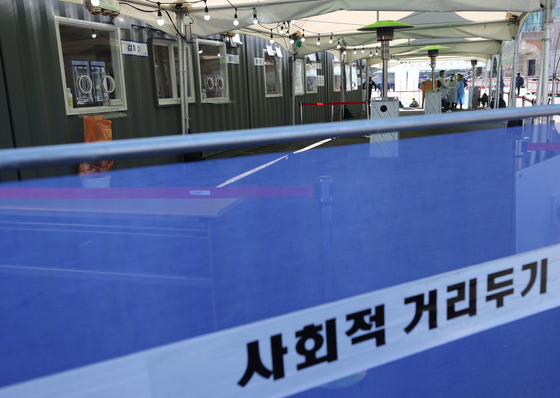 A testing center near Seoul Station sits relatively empty on Sunday, amid a continuous drop in cases throughout the country. A total of 392 infections were reported from the night before. [YONHAP]