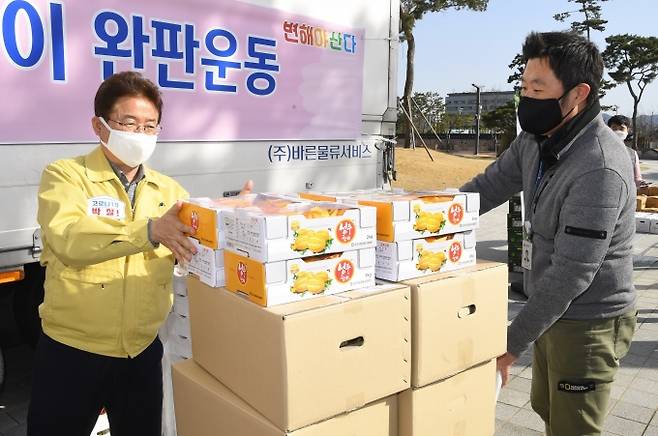 이철우 지사가 지난해 경북도청에서 실시한 ‘농특산물 품앗이 완판운동’에서 성주참외를 판매하고 있다.(사진=경북도 제공)