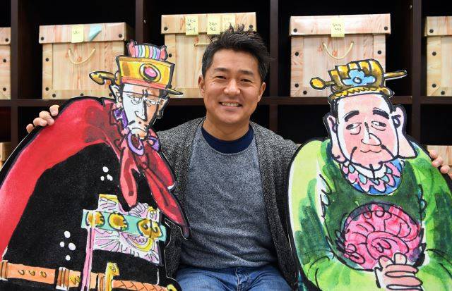 고(故) 고우영 화백의 차남 고성언 실장이 지난 21일 경기도 김포시 사무실에서 ‘고우영 삼국지’ 캐릭터 조조(왼쪽), 유비와 함께 포즈를 취했다. 고 화백은 작품에서 유비를 자신의 모습으로 그리고 ‘쪼다’로 표현하기도 했다. 김포=권현구 기자