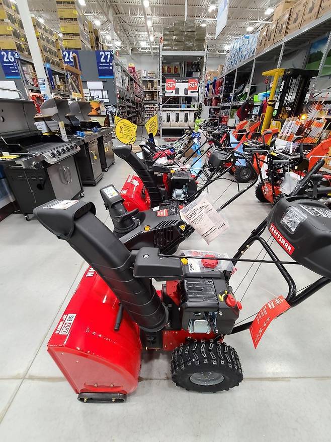 잔디깎기 기계를 판매 중인 로우스 매장 [박용범 특파원]