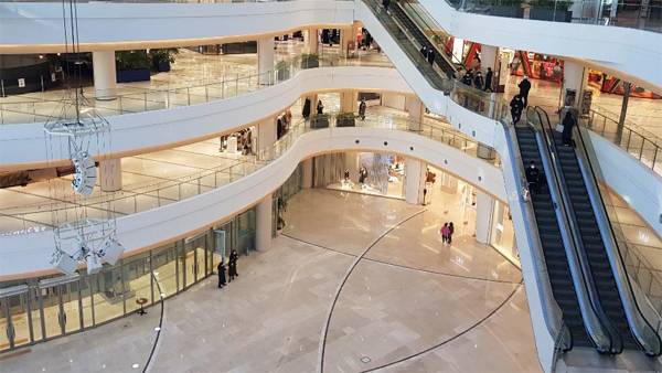 사회적 거리 두기 강화로 서울 시내의 한 대형 쇼핑몰이 한산하다. 유통 관련 협회에서는 정부와 국회의 유통 관련 규제 강화 움직임으로 유통업계뿐만 아니라 쇼핑을 즐기는 소비자들의 피해로 이어질 것을 우려하고 있다. [이승환 기자]