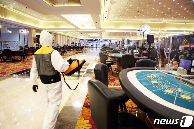 강원랜드 카지노에서 방역 전문업체와 직원들이 코로나19 확산방지를 위해 자체방역을 실시하고 있다. /사진=뉴스1, 강원랜드