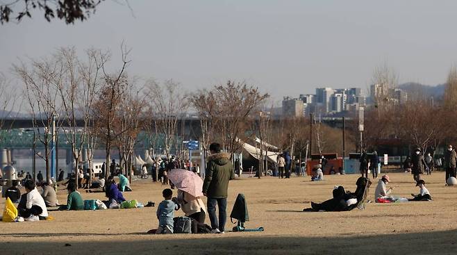 [서울=뉴시스]조수정 기자 = 낮 최고기온 12도의 완연한 봄날씨를 보인 24일 서울 여의도 한강공원에서 시민들이 나들이를 즐기고 있다. 2021.01.24. chocrystal@newsis.com