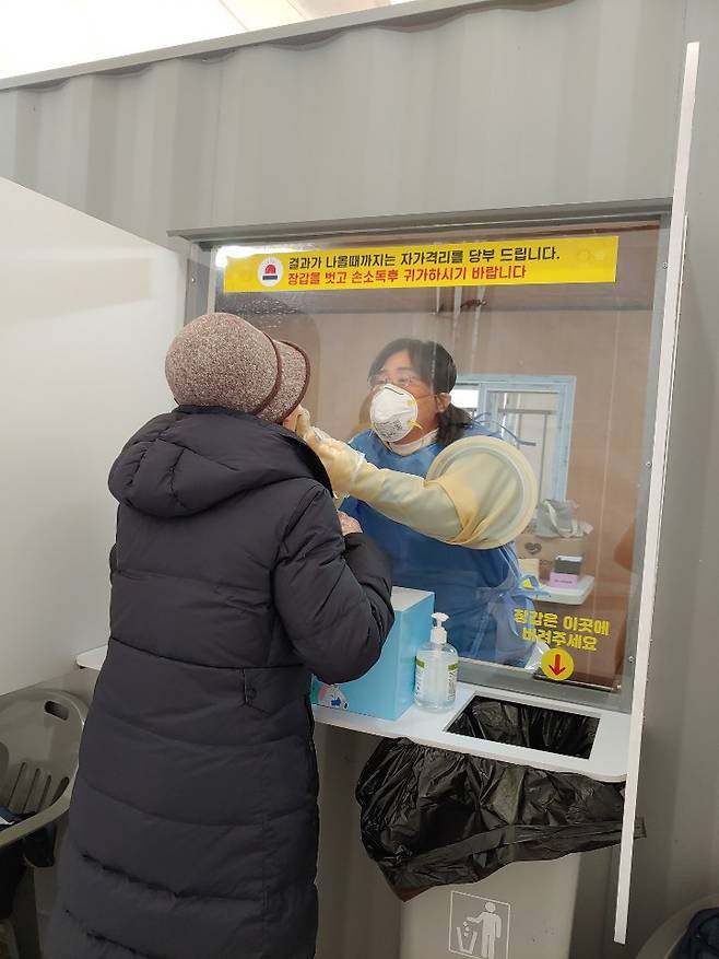 경기도교육청 소속 보건교사 94명, 코로나19 의료봉사 장면. / 사진제공=경기도교육청