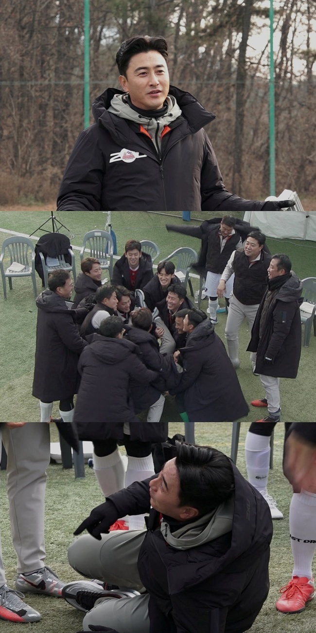 Manager Ahn Jung-hwan tastes the moment of humiliation surrounded by sports legends.On JTBCs Unity to Chanda, which will be broadcast at 7:40 pm on January 24th, Kyonggi will be held on the last day of the JTBC Football Tournament.With only 2 Kyonggi left to win, there is a growing interest in how FC will achieve its goal and enjoy the joy of winning.In the meantime, I wonder what happened when FC director Ahn Jung-hwan said that he tastes the humiliation of rolling on the lawn due to legends.Legends express their gratitude to manager Ahn Jung-hwan, who has been raising the soccer skills of legends for a year and nine months, crossing carrots and whips.The legends who dragged and lifted up Ahn Jung-hwan, who is saying no and say no are embarrassed by putting it on the floor as it is not to safely land after rinsing.Ahn Jung-hwan, who lay on the floor among the players, looked even salty.In particular, when Jin Yongman said, I throw it up and throw it up, and when the whisper of the demon was shedding, Ahn Jung-hwan protested with a loud voice, saying, What if I put it here at the end?Jin Yongman said, It is a taste to throw.The rinsing of director Ahn Jung-hwan, who has such a pleasant smile, is stimulating viewers curiosity whether it is a rinsing to celebrate the championship or to express gratitude for the hard work of the past.Bae Hyo-ju on the news