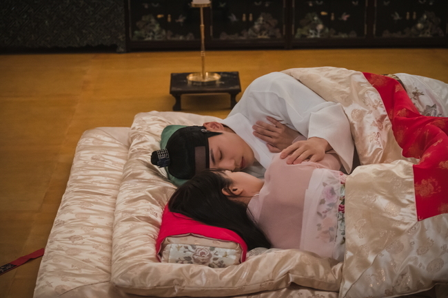 Queen Cheorin Shin Hye-sun, Kim Jung-hyun is thrilled.TVNs Saturday drama Queen Cheorin (directed by Yoon Sung-sik, Choi A-il, production STUDIO PLEX, Craveworks) released the images of the notachi couple Kim So-yong and Cheoljong (Kim Jung-hyun) who had a dizzying night on January 24.The uncanny atmosphere of the two people who are surprised and surprised is added to the laughter and stimulates curiosity.The truth of the accident that hit Cheoljong in the last broadcast was revealed: Cheoljong turned the incense path into a bomb for the kingship, and carried out a life-threatening operation; the result was a great success.They were able to escape from the convergence of the central great contrast of power (Bae Jong-ok) and to dismiss the training captain Kim Jwa-geun (Kim Tae-woo). However, their arrows headed for Kim So-yong.Kim So-yong had no choice but to accept the proposal to monitor Cheoljong to survive.Cheoljong, who appeared in front of Kim So-yong, who drank alcohol in an uncomfortable mind, made the two peoples surprise bed shake.Meanwhile, different scenes of day and night of Kim So-yong and Cheoljong, the Notachi couple in the public photos, catch the eye.Two people who are suffering from a severe incontinence, their sweet eyes and affectionate hands toward each other seem to convey their sincerity.In the ensuing photo, the atmosphere of a sudden change in the romantic mood overnight is also interesting. Kim So-yong, who is embarrassed by the appearance of Cheoljong in front of him, is also interested.The figure of Cheoljong, who was sleeping without knowing this situation, adds to the curiosity.In the 14th episode, which will be broadcast today (25th), the Notachi couple Kim So-yong and Cheoljong will start bombarding the scene.For the two who have begun to express their affection for each other, sleeping overnight is expected to be a big inflection point. The crisis comes to Kim So-yong.Cheoljong, who sensed this, will keep Kim So-yong. He added, It is dynamically unfolding from the world of the Notachi couple to the hot confrontation. It airs at 9 p.m. (Photo offer = tvN)Bae Hyo-ju on the news