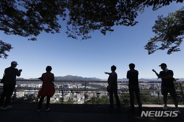 [서울=뉴시스] 고승민 기자 = 맑고 선선한 날씨를 보인 13일 서울 남산에서 바라본 하늘이 파랗다. 2020.09.13.kkssmm99@newsis.com