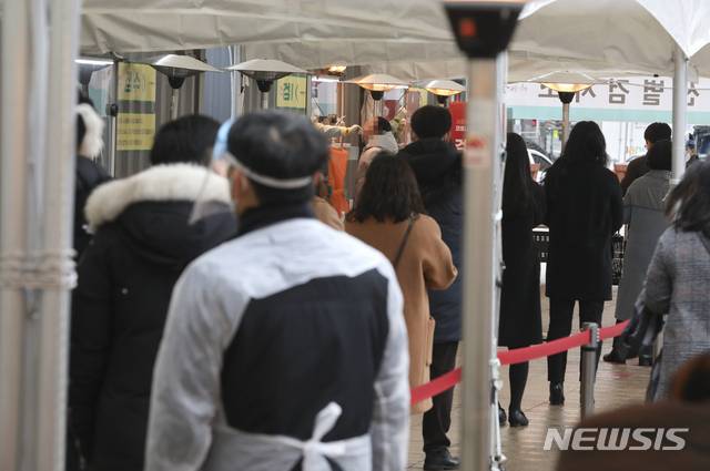 [서울=뉴시스]최진석 기자 =  신종 코로나바이러스 감염증(코로나19) 확진자가 3차 유행 이후 두달여 만에 최소인 346명으로 집계된 22일 오전 중구 서울광장에 마련된 중구임시선별검사소에서 사람들이 코로나19 검사를 받기 위해 줄지어 대기하고 있다. 2021.01.22. myjs@newsis.com