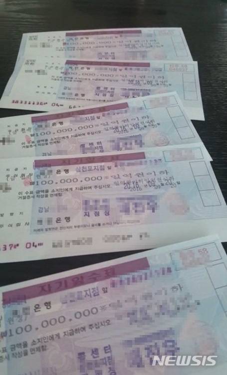[창원=뉴시스] 강경국 기자 = 군납비리 사건 제보자 장모(47)씨가 지난 2016년 9월 경남 사천시 소재 식품회사 M사의 식품위생법 위반 사건을 무마시키기 위해 당시 직원 A씨의 지인 B씨를 통해 건넨 1억원짜리 수표 5장. (사진=독자 제공). 2021.01.24. photo@newsis.com
