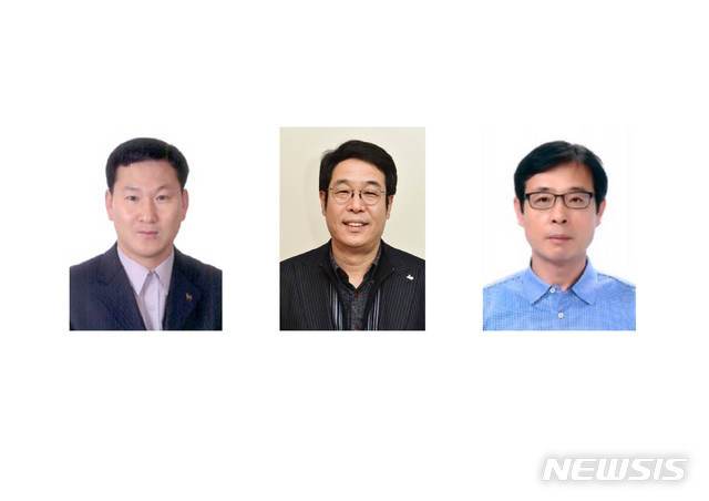[수원=뉴시스]경기 수원시 1월 27일자 4급 승진자. 왼쪽부터 김선재 행정지원과장, 김기배 환경국장, 장수석 농업기술센터소장.