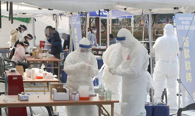 부산시청 등대광장에 마련된 신종코로나바이러스 감염증(코로나19) 임시선별검사소에서 한 시민이 검사를 받고 있다. 연합뉴스