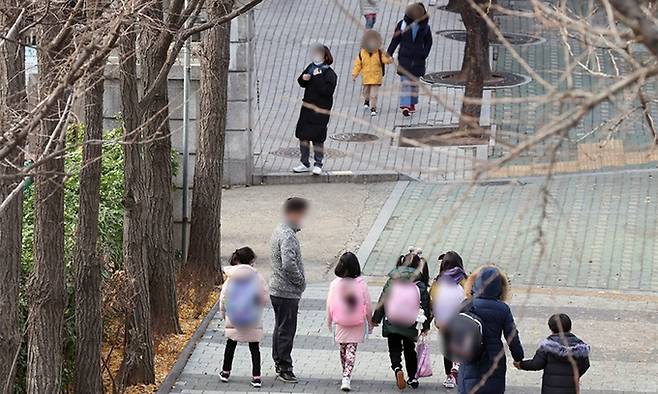 지난 2020년 11월 4일 서울의 한 초등학교에서 어린이들이 등교하고 있다. 연합뉴스
