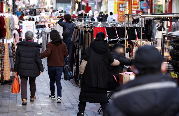 주말 명동거리 찾은 시민들 - 24일 오후 서울 명동 거리를 찾은 시민들이 발걸음을 옮기고 있다. 2021.1.24 연합뉴스