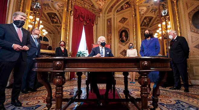 바이든 대통령의 취임은 행복했던 과거로의 회귀가 아니라 새로운 시대의 시작으로 받아들여져야 한다.ⓒEPA연합