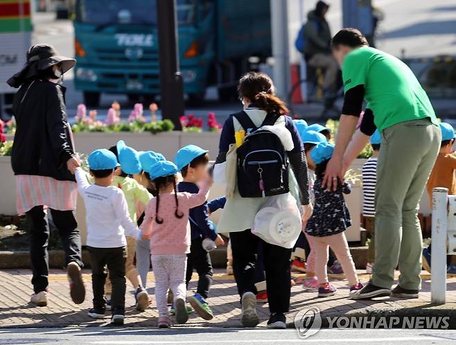 어린이를 데리고 나들이 나온 일본 보육사 [연합뉴스 자료사진]