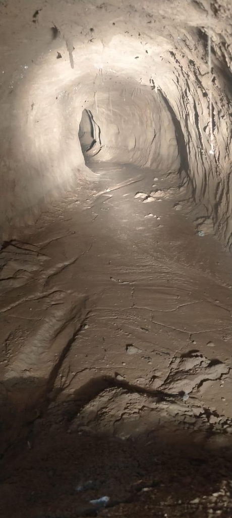 인도 잠무지역 파키스탄 국경지대에서 발견된 땅굴. [ANI통신 트위터 캡처. 재판매 및 DB 금지]