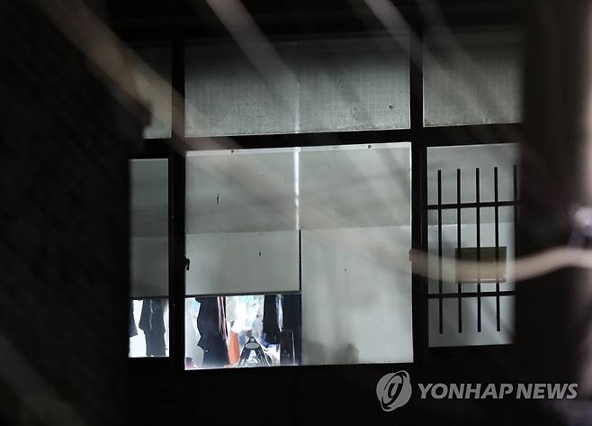 종교 관련 비인가 교육시설서 127명 집단 감염 (대전=연합뉴스) 김준범 기자 = 24일 오후 신종 코로나바이러스 감염증(코로나19) 확진자가 무더기로 나온 대전시 중구 대흥동 IEM국제학교에 불이 켜져 있다. 대전시에 따르면 이날 IM선교회에서 운영하는 IEM국제학교 학생인 전남 순천 234번과 경북 포항 389번이 확진된 데 이어 대전에서 학생과 교직원 125명(대전 961∼1천85번)이 더 확진 판정을 받았다. 2021.1.24 psykims@yna.co.kr