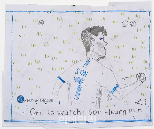 로즈 와일리의 ‘원 투 워치: 손흥민’(2020). 종이에 연필과 색연필, 물감으로 긋고 칠하고 콜라주했다. 서울 서초구 예술의전당 한가람미술관에 연 대규모 개인전 ‘로즈 와일리’ 전에는 세계서 처음 공개한 ‘손흥민 시리즈’ 10여점이 걸렸다(사진=UNC·초이앤라거).