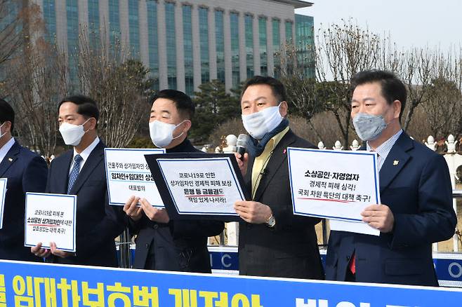 25일 강득구 의원이 주관해 국회에서 열린 임대차보호법 개정 촉구 기자회견에 참석한 안승남 시장(오른쪽 두번째)이 성명을 발표하고 있다.(사진=구리시 제공)