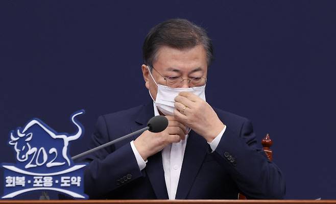 문재인 대통령이 25일 오후 청와대에서 열린 복지부·식약처·질병청 2021년 업무보고에서 발언을 마친 뒤 마스크를 쓰고 있다. (사진=연합뉴스)