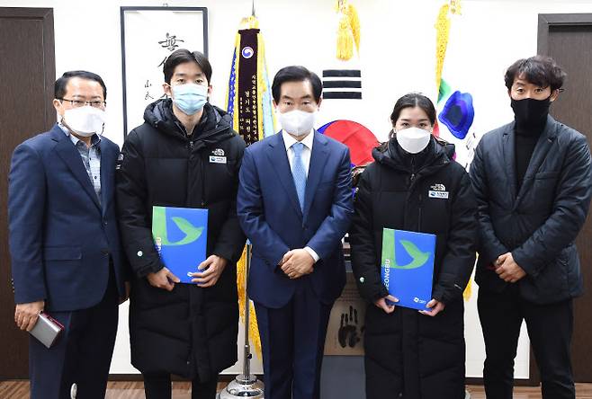 여자 쇼트트랙 국가대표 김지유(오른쪽 두 번째)와 남자 스피드스케이팅 국가대표 주형준(왼쪽 두 번째)이 의정부시청 빙상팀 입단식을 가진 뒤 안병용 의정부시장(가운데), 제갈성렬 빙상팀 총감독(오른쪽) 등과 함께 기념촬영을 하고 있다. 사진=의정부시청 제공