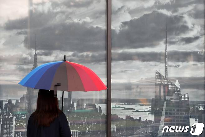 시민들이 우산을 쓴채 지나가고 있다. /뉴스1 © News1 조태형 기자