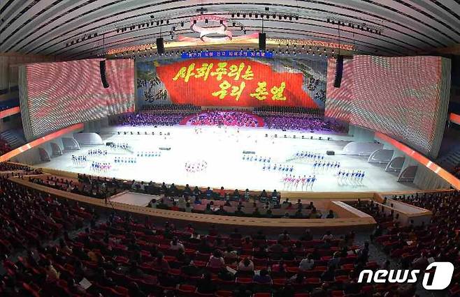 (평양 노동신문=뉴스1) =  제8차 당 대회 경축 대공연 '당을 노래하노라'가 지난 24일 막을 내렸다. [국내에서만 사용가능. 재배포 금지. DB 금지. For Use Only in the Republic of Korea. Redistribution Prohibited] rodongphoto@news1.kr