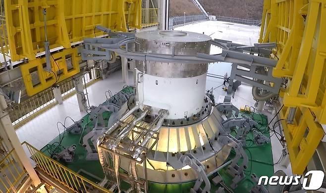 과학기술정보통신부와 한국항공우주연구원이 지난 15일 전남 고흥군 나로우주센터에서 국내 연구진들에 의해 순수 우리 기술로 개발 중인 한국형발사체 ‘누리호’의 개발 현장을 공개했다. 국내 기술로 독자 개발 중인 누리호는 1.5톤급의 인공위성을 지구 저궤도(600~800㎞)에 투입할 수 있는 3단형 우주발사체로, 내년 2월과 10월 두 차례 발사 예정이다. 사진은 누리호 3단 인증모델(QM) 종합연소시험 모습. (한국항공우주연구원 제공) 2020.1.19/뉴스1