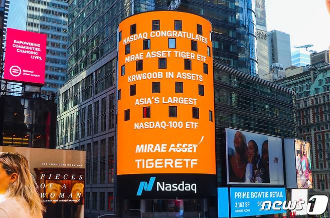 미국 뉴욕 타임스퀘어에 위치한 나스닥 마켓사이트(NASDAQ MarketSite)에 표시된 TIGER나스닥100 ETF 순자산 6천억원 돌파 축하 메시지. (미래에셋자산운용 제공) © 뉴스1