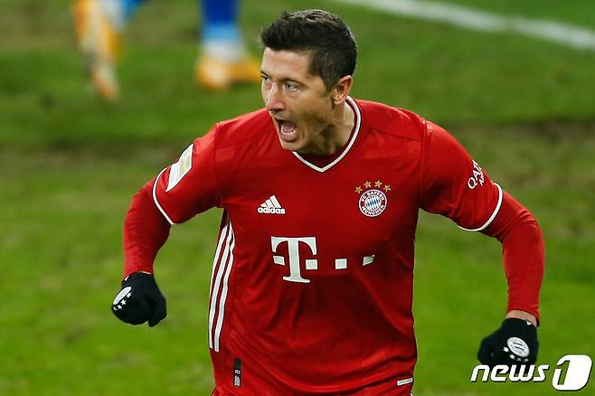 바이에른 뮌헨의 스트라이커 로베르토 레반도프스키가 분데스리가 첫 원정 8경기 연속골에 성공했다. © AFP=뉴스1