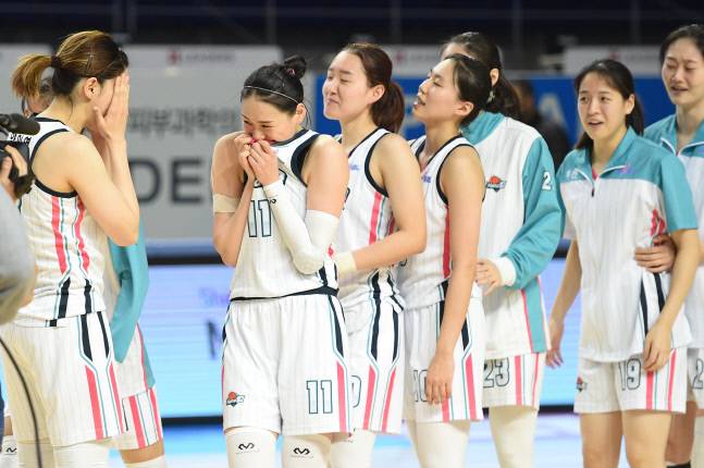 부천 하나원큐 선수들이 25일 용인 실내체육관에서 열린 삼성생명과 경기에서 승리한 후 함께 웃고 있다. | WKBL 제공