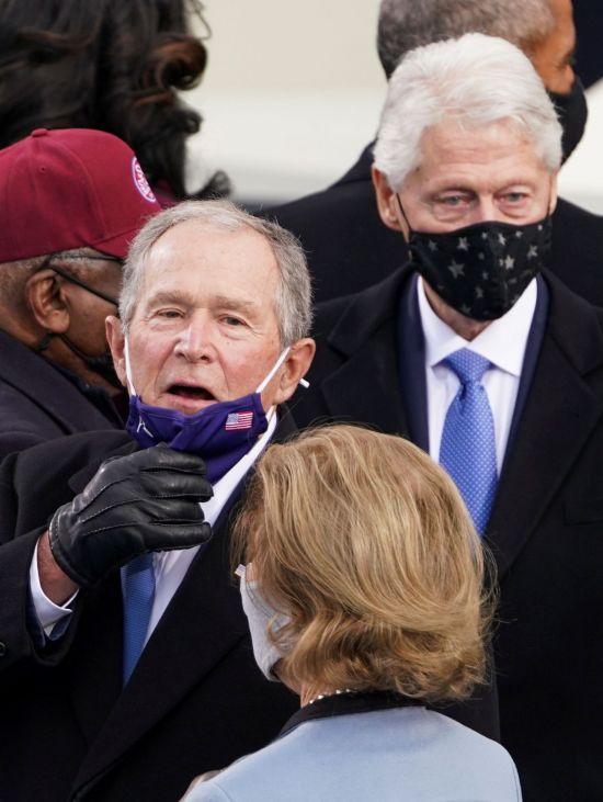 조지 부시 전 미국 대통령이 조 바이든 미국 대통령 취임식 중 갑갑한 듯 마스크를 내리고 있다. [이미지출처=로이터연합뉴스]
